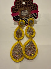 Load image into Gallery viewer, Diva Bead/Cry Teardrop Earring
