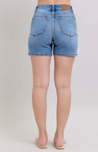 Load image into Gallery viewer, Judy Blue HW Med Length Dad Shorts
