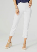 Load image into Gallery viewer, Coco &amp; Carmen 2429200 Capri Jeans with trim
